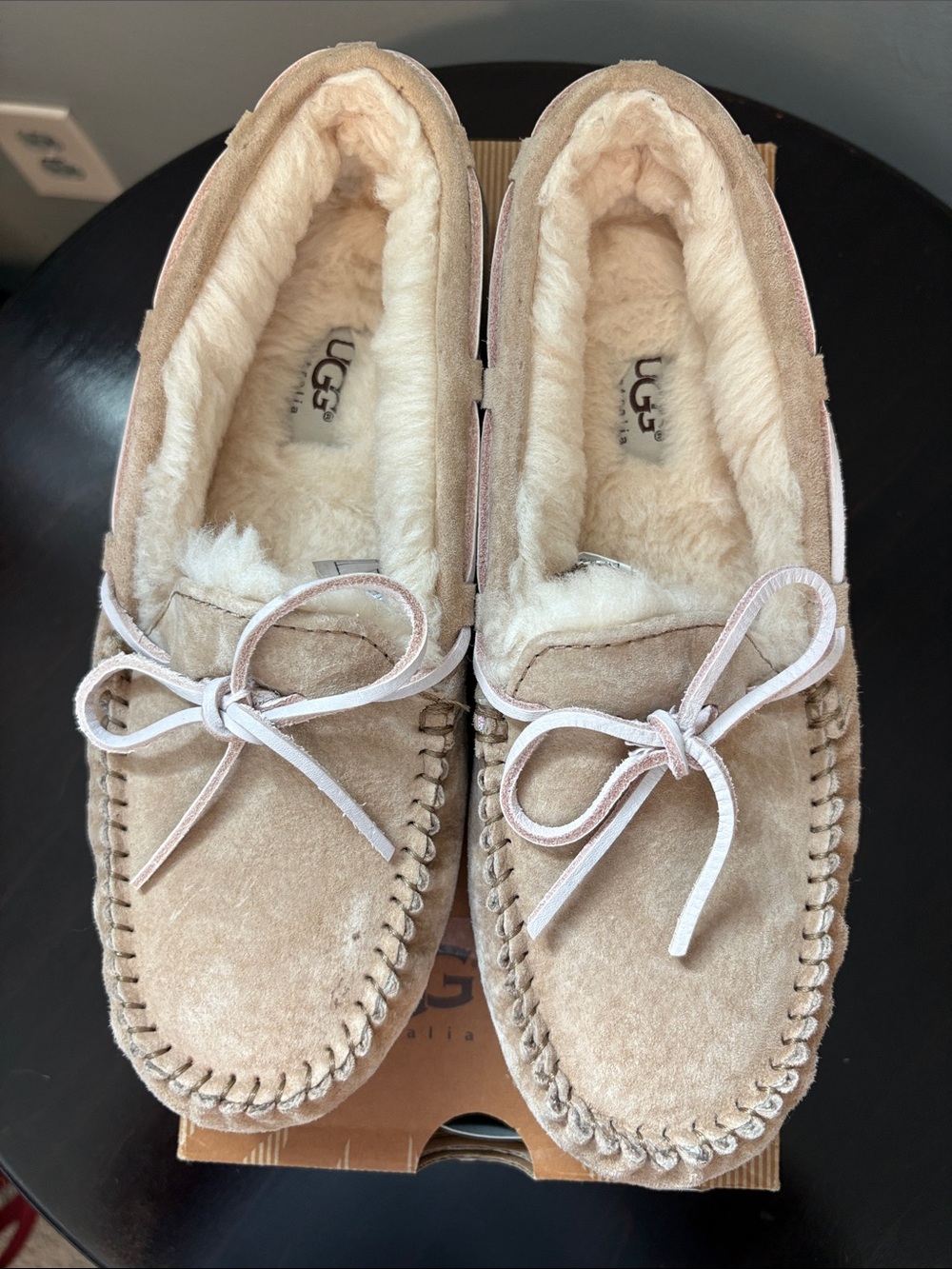 UGG Australia Women's Dakota Chestnut Suede Moccasin Slippers with Bow - Size 8 - Picture 2 of 13